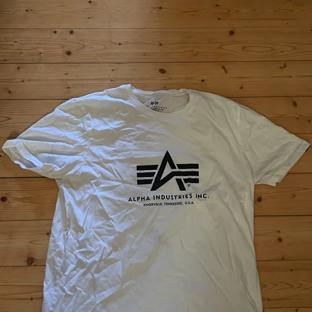 Storlek XL, säljer för jag inte använder längre, fläckar finns då det är en vit tisha hör av för mer bilder osv.. T-shirts.