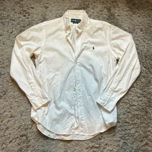 En vit Ralph Lauren skjorta i strl M ”custom fit” sitter M-L, 10/10 skick nästan oanvänd. 