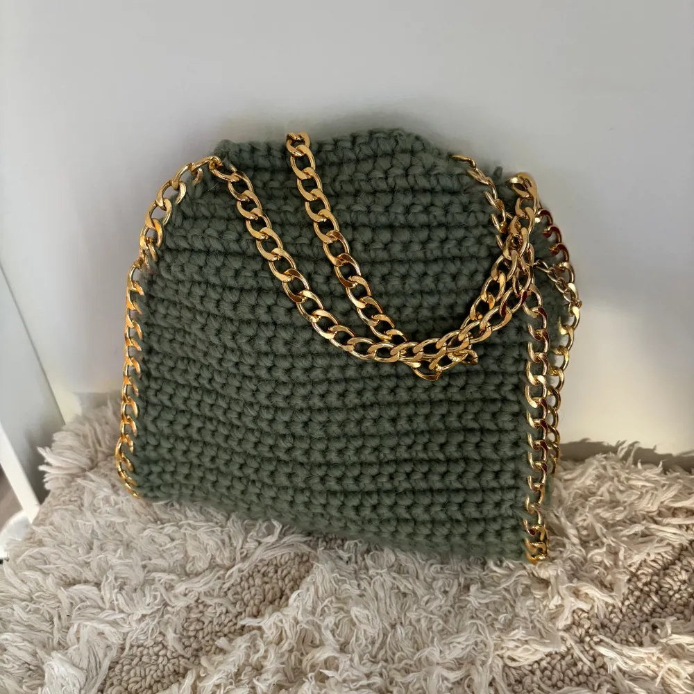 Egenvirkad väska  Ljusgrön, jättefin färg till vår/sommar, med guldig kedja  25x25 cm. Väskor.