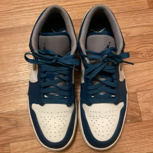 Jordans - Hej! Säljer min jordans nu för dem inte kommer till användning, Storlek 44