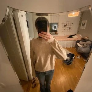 Stickad tröja - Köpare står för frakt! Hej jag säljer en beigerosa stickad tröja som guldglittrar i ljuset i storlek M. På tredje bilden ser ni skicket men inget man tänker på skicket är ändå hyfsat bra. Säljer pga storlek som inte passar. OBS kan va lite elektrisk😊