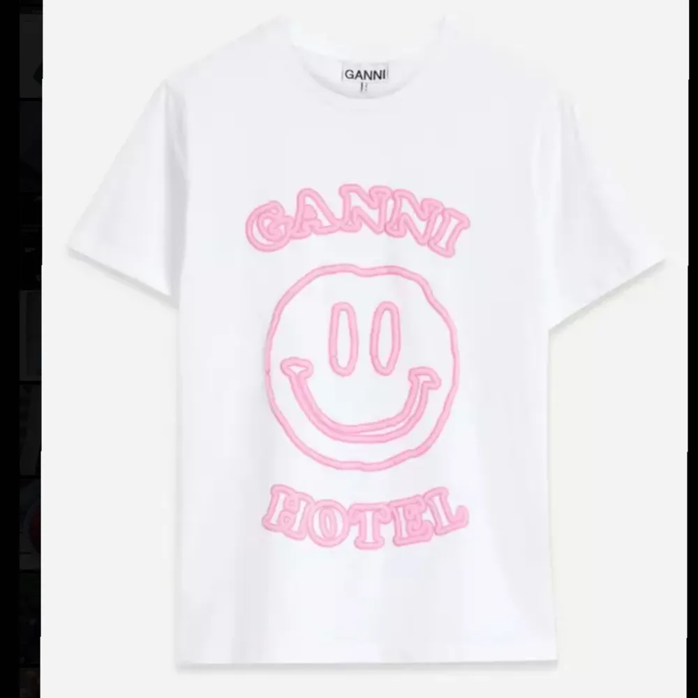 Superfin vit ganni tröja med rosa detaljer💗Köpt på nk för 849 om jag minns rätt💗 Knappt använd så är i superfint skick! . T-shirts.