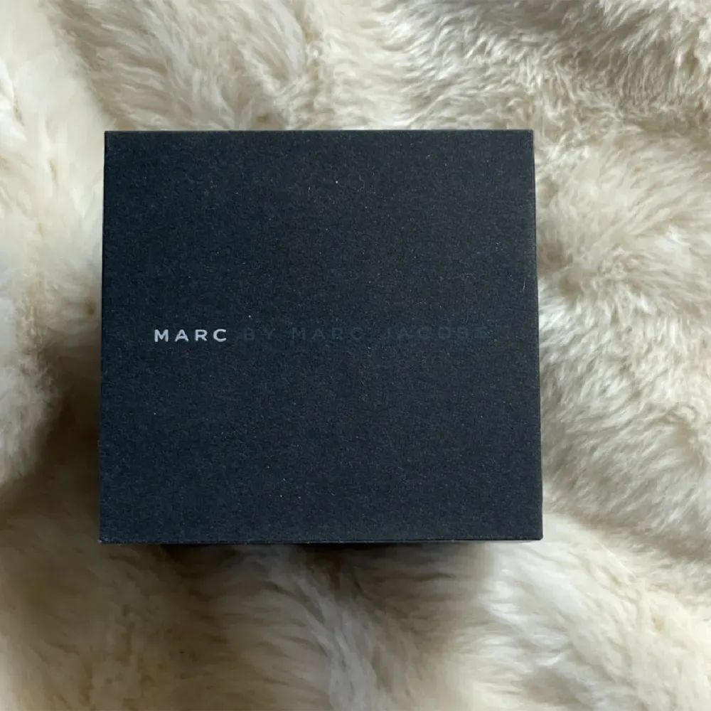 Marc Jacobs klocka som är använd fåtal gånger där box kommer med! Nypris: 1500 . Accessoarer.