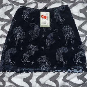 Svart Kjol - Den här kjolen är mjuk och skön att ha på sig, tyget är ganska smalt och genomskinlig men de gör inget för den har en svart tjockt tyg under har aldrig använt den den har priset på.😅