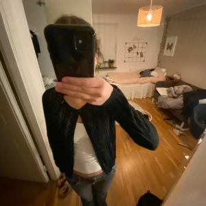 Kofta - Köpare står för frakt! Hej jag säljer en svart mönsterstickad kofta i storlek M. Sådär skick men inget tydligt. Den är från Indiska och skriv för mer bilder😊