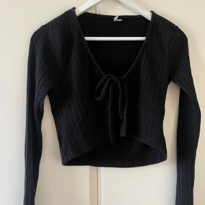 Kofta - Gullig svart kofta