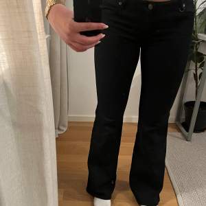 Säljer dessa svarta bootcut jeans i mycket fint skick. Från märket Neuw. Köpta för ca 900kr. Storlek 30.34   Jag är 175cm som referens 