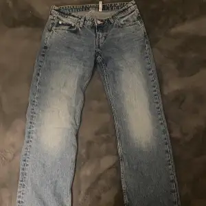 Säljer dessa lågmidjade jeansen i storlek W28 L30  pågrund av att de var för korta i längden på mig. Jeansen är helt slutsålda derför har jag tagit samma modell men andra färger på den sista bilden. Jeansen är aldrig använda💕nypris 590. 
