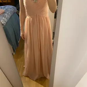 Jätte fin kläning från JJ's house, säljer pga att den tyvär för stor för mig, lycig, fina detaljer (storlek S men passar mer S/M) Ljusrosa färg!  köpt via sellpy (aldrig andvänd) 