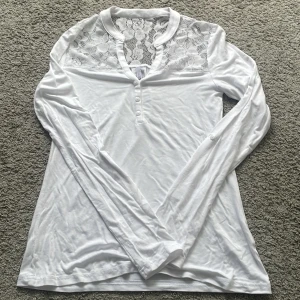 Vit tröja med lite spets upptill!  - En vit långärmad tröja med spets upptill! Super skönt material. Aldrig använd (nyskick) 