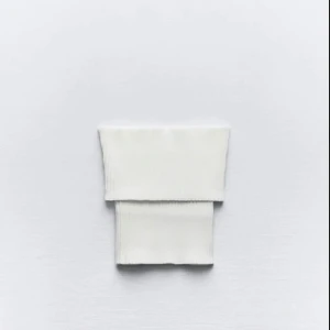 Zara topp - Säljer denna off white tubtoppen från zara. Använd ett fåtal gånger men i bra skick! Passar S/M💕 Skriv för fler bilder!❣️ 