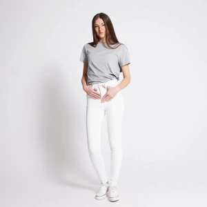 Vita jeans  - Jeans ifrån Lager157 i Snake modell (oanvända). Hör av er vid frågor 🤍