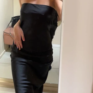 satin klänning  - satin klänning i midi modell. Använd 1 gång. Nyskick 