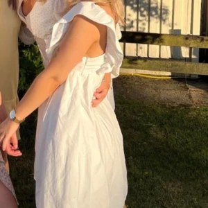 Klänning  - Säljer pga. att jag knappt använt klänningen. Max 1-2 gånger.  Passar mig perfekt som är 160cm.