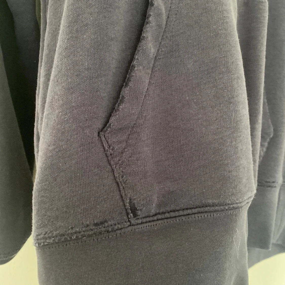 Mörkblå hoodie från GANT - 91