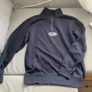 Half zip tröja 👕  - En halfzip tröja från Jack and Jones i marinblå. Nyskick, superfin! Står ej storlek men gissar på M/L