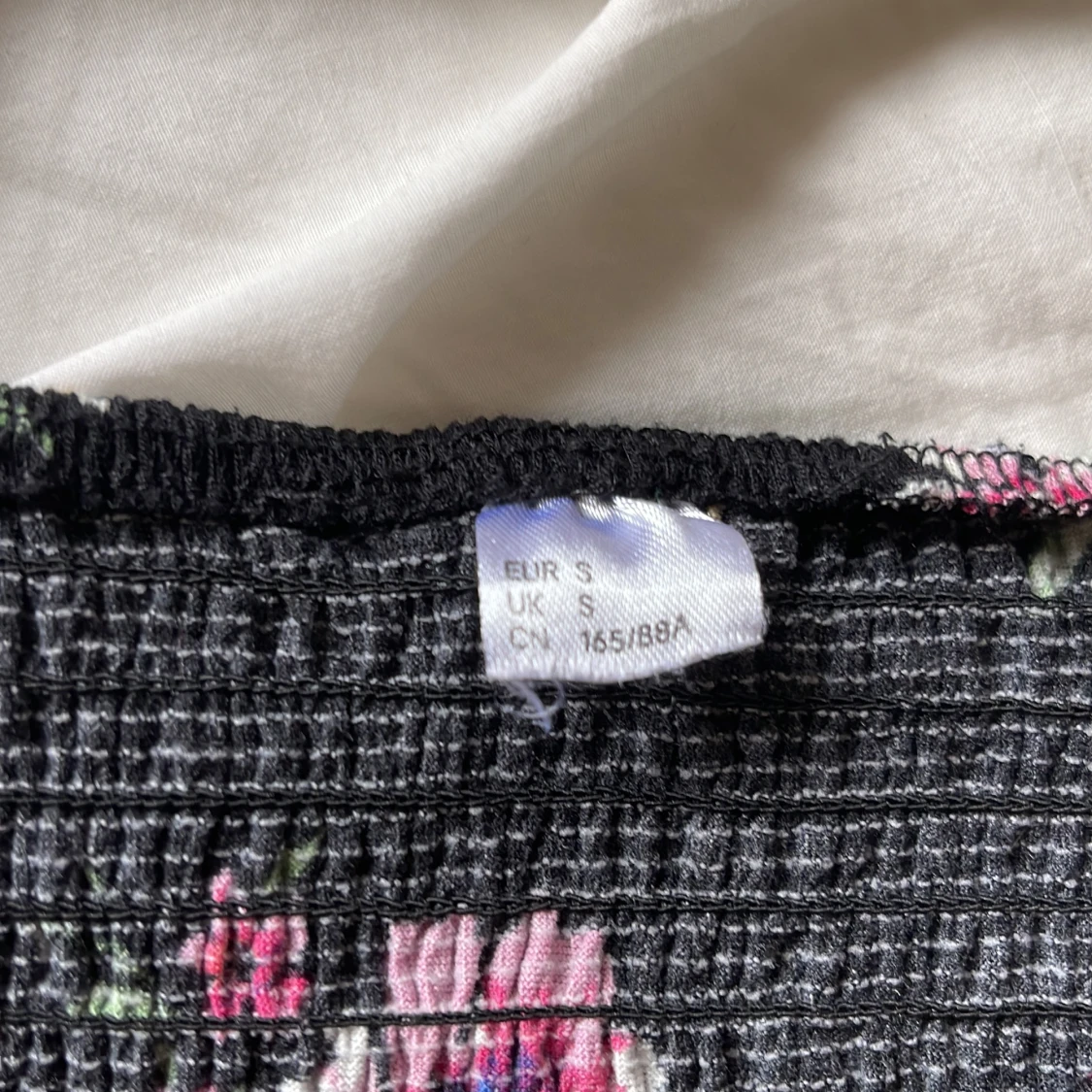 Svart blommig topp med långa ärmar - 91