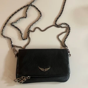 Intresse koll! - Funderar på att sälja min fina Zadig Voltaire väska mini. Den är i fint skick men har blivit lite rostig på banden och gått upp lite i skinnet men inget men riktigt tänker på❤️