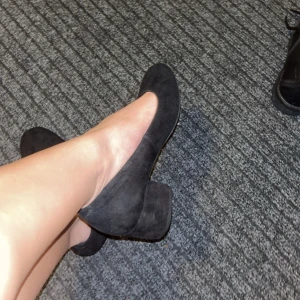 Klackskor mocka - Säljer ett par helt nya klackskor i mocka som bara har testats på! Kontakta mig för ytterligare information😊