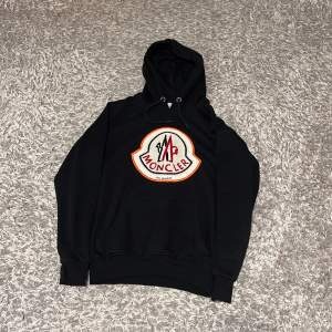 Säljer min moncler hoodie då jag inte har någon användning av den, pris kan diskuteras, tröjan är i fin skick