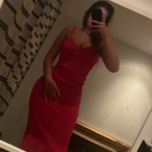 Röd klänning från zara - Röd klänning fråm zara, aldrig använd. Strl L men sitter kramar om kroppen fint så passar även storlekar neråt. Originalpris 399