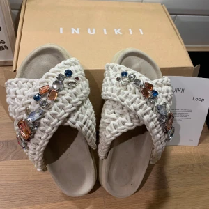 Inuikii tofflor i storlek 36 - Säljer nästintill oanvända Inuikii tofflor då dem tyvärr är för stora för mig.. Storlek 36 och original kartong medföljer. Nypris 2599, säljes för 1500kr.