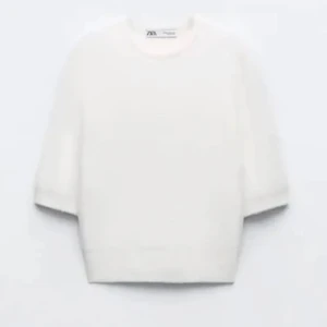 Vit stickad tröja zara - Säljer min vita stickade tröja från zara då den inte kommer till användning💘 Använd ett fåtal gånger och är i fint skick. Skriv för fler bilder