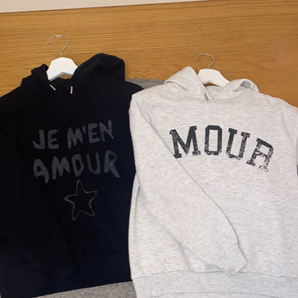 Dem ser ut som helt nya! Den svart är minst använd 1 gång för tycker inte om glittret på det och den vita kanske 3 gånger! Dem är även JÄTTE sköna att ha på sig!! . Hoodies.