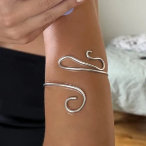 Spiral-armvand - Egengjort armband, går att justera i storleken. Går bra att skicka prisförslag !