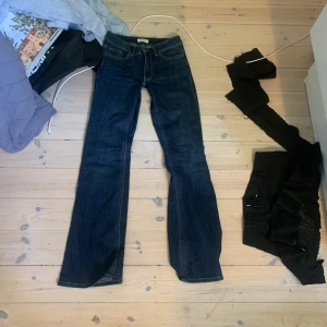 Blåa low waist bootcut jeans  - Bra skick snygga trendiga bra pris skriv privat för mer info🤗❤️