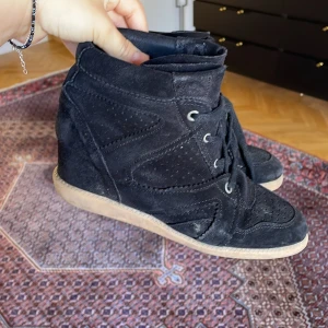 Assnygga Isabelle marant liknande skor - Säljer dessa då de inte är passar min stil längre, de är lite smutsiga men det går att tvätta bort, annars bra skick! 💕