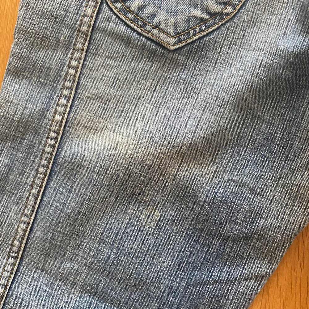 Köptes på Tinlesell, säljes vidare då de var för stora och returtiden löpt ut. Inget att anmärka på förutom en liten blekning på baksida vänster lår.. Jeans & Byxor.