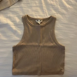 Beige tank top - Säljer denna beiga tank toppen som tyvärr inte kommer till användning!!
