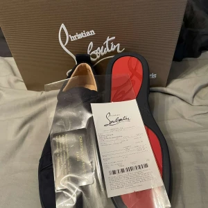 Louboutin skor  - Ett par väldigt fina mörkblåa Louboutin skor  använda ett få tall gånger men fortfarande fläck fria passar storlekarna 44/45 9/10 