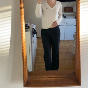 stickad tröja - en jättegullig stickad tröja från åhlens som inte säljs längre. inga synliga täcken på användning och är i bra skick. skriv vid intresse köpare står för frakt 💕