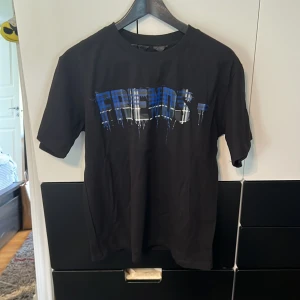 Vlone tshirt - Vlone tshirt i strl M, använd vid ett tillfälle och säljer nu då den ej används längre.