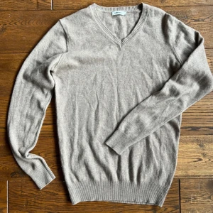 Tröja från j. Lindeberg 100% kashmir - Mycket bra skick. Knappt använd  För mått, tveka inte att skriva.   Etiketten säger m. Men skulle säga att den är s/m 