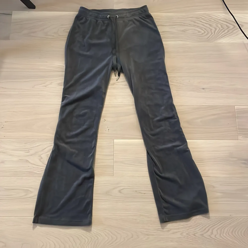 Grått Gina mys sett. Inte så mycket använt. Byxor stl S och tröja stl XS men är som s. Jeans & Byxor.