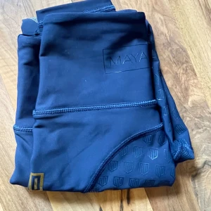 maya delorez ridbyxor  - mörkblåa helskoddade ridbyxor från maya delorez. använda ett fåtal gånger så är i väldigt bra skick! vid fler frågor eller funderingar tveka inte och hör av dig (: originalpris 799kr.