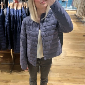 uniqlo jacka🫧 - säljer min grå/blåa uniqlo jacka då den ej kommer till användning☁️ använd några gånger men har inga defekter!! nypris 800kr 