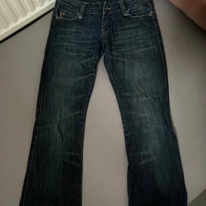 Mörkblå bootcut jeans  - Säljer dessa jötte fina mörkblåa jeansen då dom blivit för små för mig!⭐️