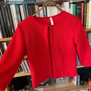 Röd glittrig kofta - Röd klottrig kofta fått av vän och aldrig använt! Jätte fin:)