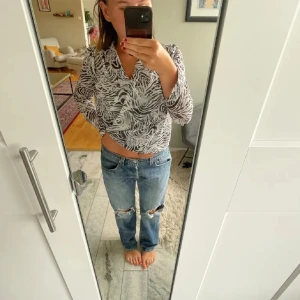 Levi's 501 jeans - Säljer ett par klassiska Levi's 501 jeans i storlek W31 L30. De är blåa och har en straight fit med slitna detaljer på knäna. Perfekta för en avslappnad och cool look. Passar till både vardag och fest! Även till för killar!