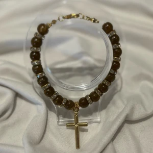 Bruna pärlor med guld kors💗 - Säljer armband,handgjorda ”❤️