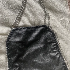 Skinnväska med kejdor - Väldigt lik Stella McCartney väskan, men är inte äkta. Jättefin och köpte för ca 700! 