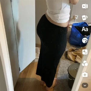 Svart ribbad långkjol - Säljer en snygg svart ribbad långkjol. Kjolen är tight och har en skön passform som framhäver figuren. Perfekt för både vardag och fest! 🖤