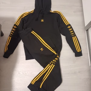 Adidas hoodie och byxor  - Adidas hoodie och byxor   Storlek S Använd ett fåtal ggr.  I mycket fint skick.