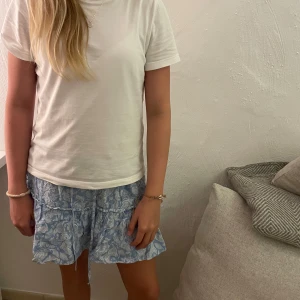 Skit snygg kjol - Vi säljer en super snygg blå mönstrad kjol  som  inte har några defekter förutom att lappen på in sidan är bort tagen. Men annars är den i fint skick men lite skrynklig, vi säljer då jag inte får användning av den längre 