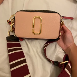 Marc Jacobs väska ”the snapshot” - Väskan är i väldigt bra skick då den knappt kommit till användning och den därför säljs. Nypris 3599 kr, säljs för 2599 kr. Vid snabb affär kan pris diskuteras!🥰 Om fler bilder önskas är det bara att skriva 🫶🏼