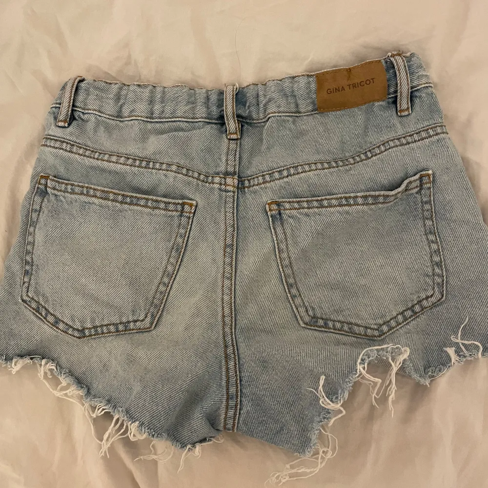 Jätte snygga mid waist jeans shorts använda några få gånger för att dom har blivit försmå inga tecken på användning😽. Shorts.